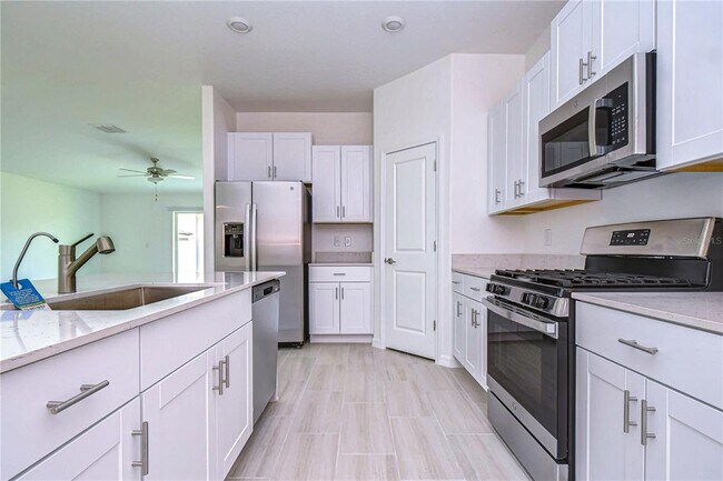 Building Photo - 8879 Little Bluestem Dr