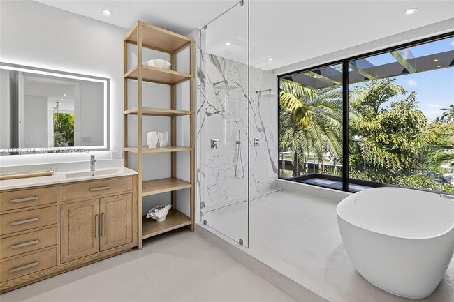 Building Photo - 620 Solar Isle Dr