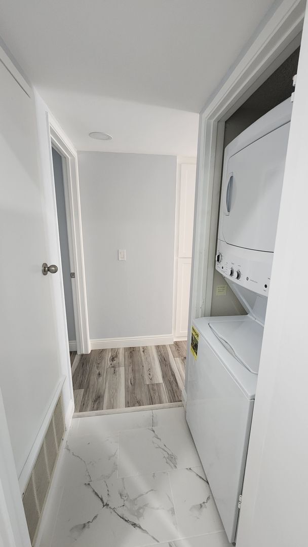 Building Photo - 2047 Lakeridge Cir