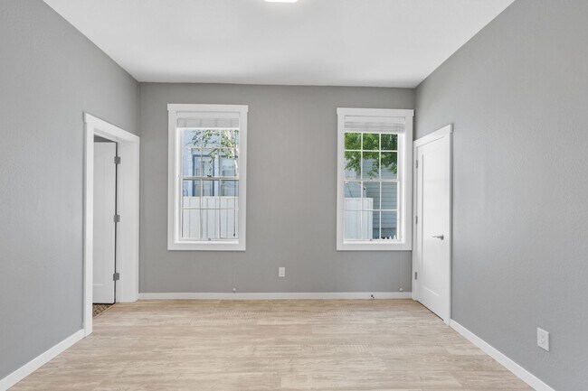 Building Photo - 547 Randolph St