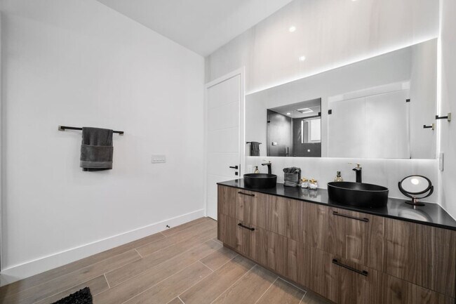 Building Photo - 547 NE 16th Ave