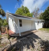 Building Photo - Move in Special half off first months rent - 3 bedroom 1 bath home in Sarasota