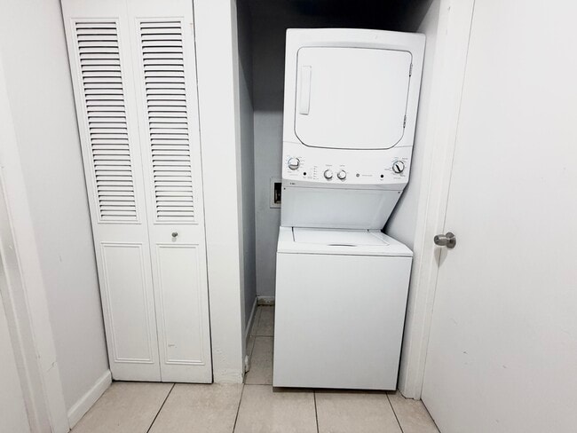 Building Photo - 799 Hill Dr