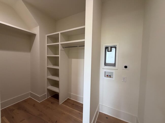 Building Photo - "Spacious and Elegant 4-Bedroom Home on Dover Avenue with 3.5 Baths and Nearly 3000 Sq Ft of Livi...