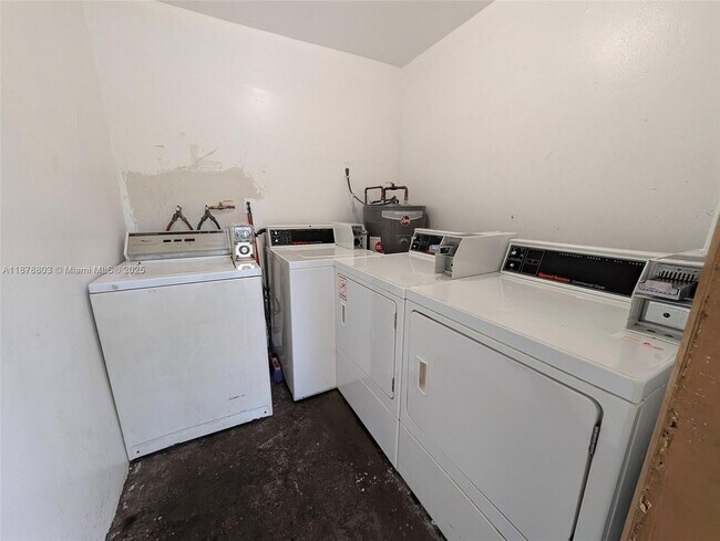 Building Photo - 6040 SW 26th St