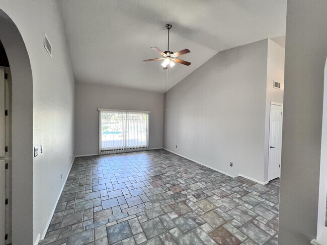 Building Photo - 6933 W Sack Dr