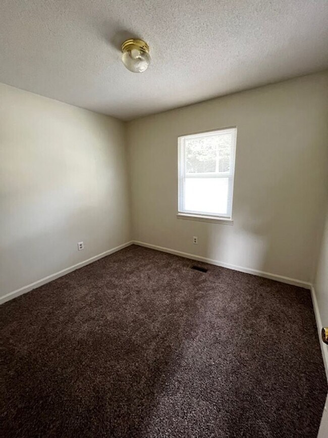 Building Photo - 4 Bedroom 2.5 Bath House with Garage and B...