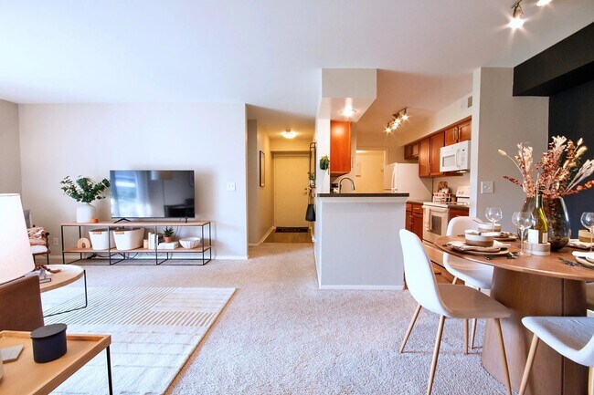 Building Photo - 4126 Chesapeake Dr