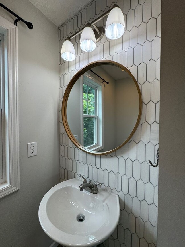 Building Photo - Oakley - Modern Three Bedroom
