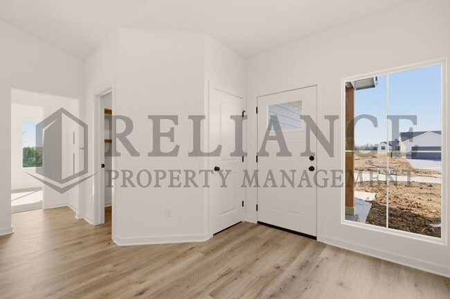 Building Photo - 5238 N Pinecrest Ct