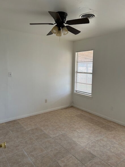 Building Photo - 709 S 11th St