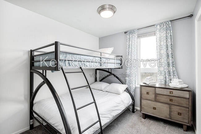 Building Photo - 2405 Tremont Pl