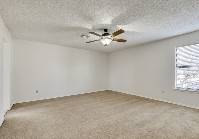 Building Photo - 2605 W Washington Cir
