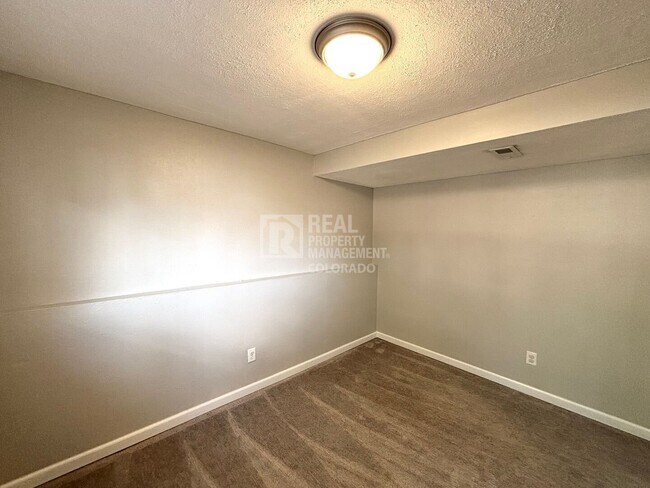 Building Photo - 2886 Monica Dr W