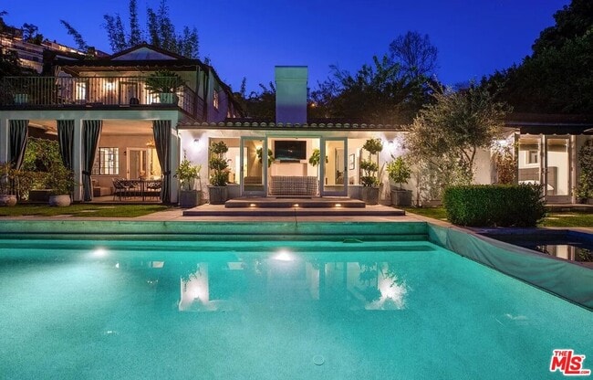 Building Photo - 1514 Sunset Plaza Dr