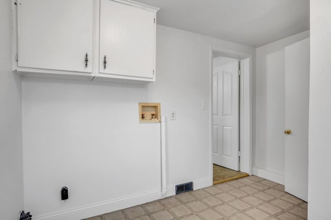 Building Photo - 2 bedroom 1 bathroom located in the heart of Carlisle