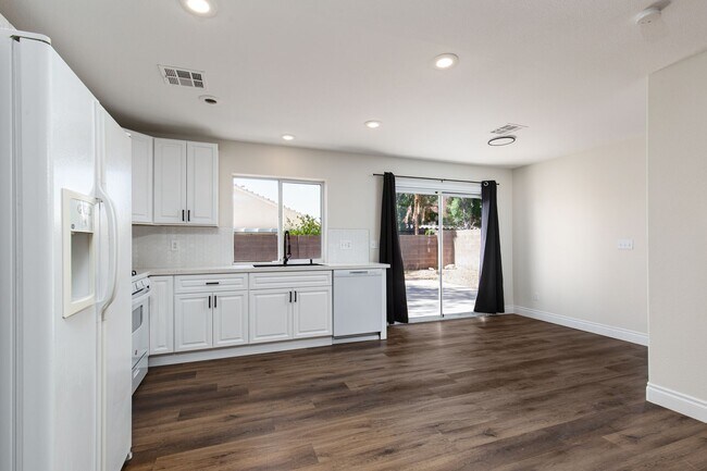 Building Photo - Recently renovated 4 br home in the Southwest