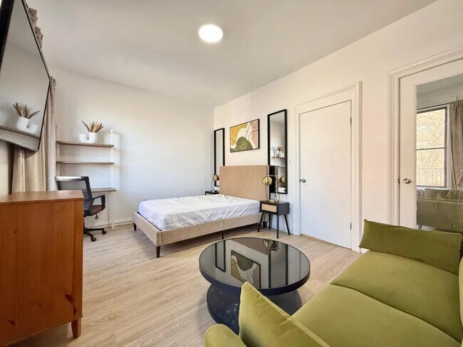 Building Photo - Furnished room/NOT APARTMENT