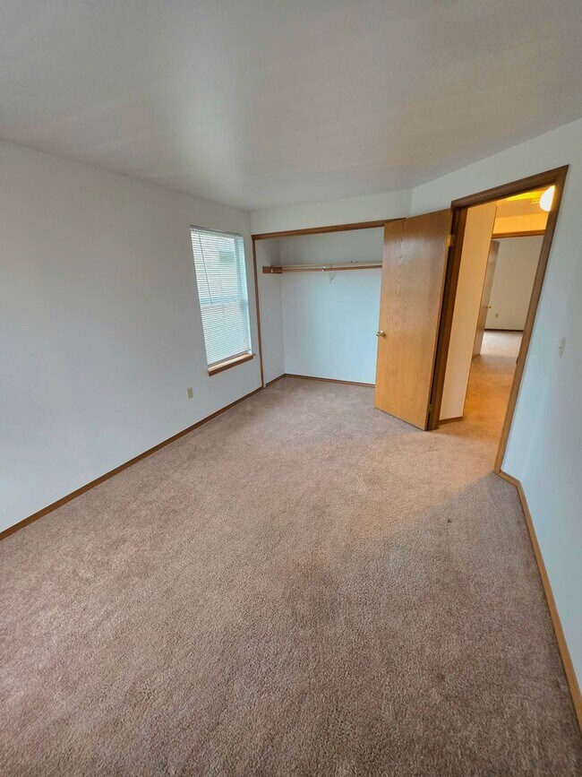 Building Photo - Federal Way tri-level rental home - 3 bedroom plus den, 3 bathrooms, 2 car garage, Available NOW!