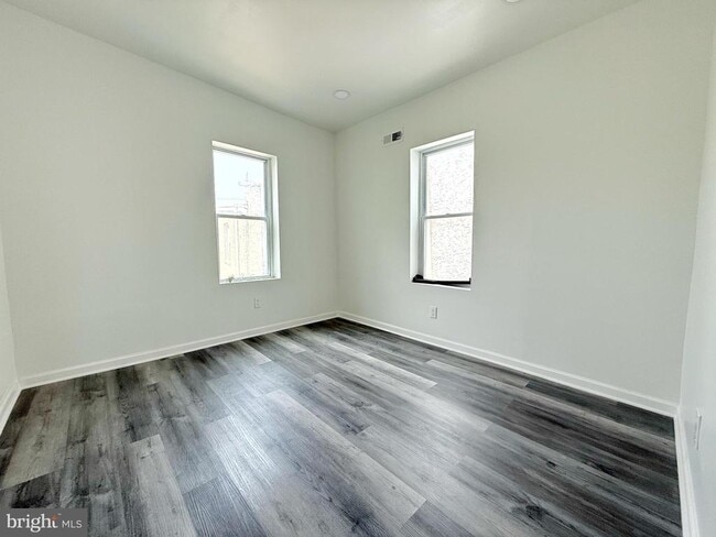 Building Photo - 1520 S Myrtlewood St