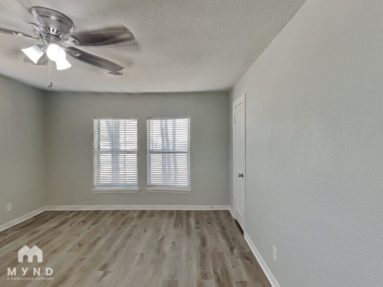 Building Photo - 3862 Meadowbrook Dr