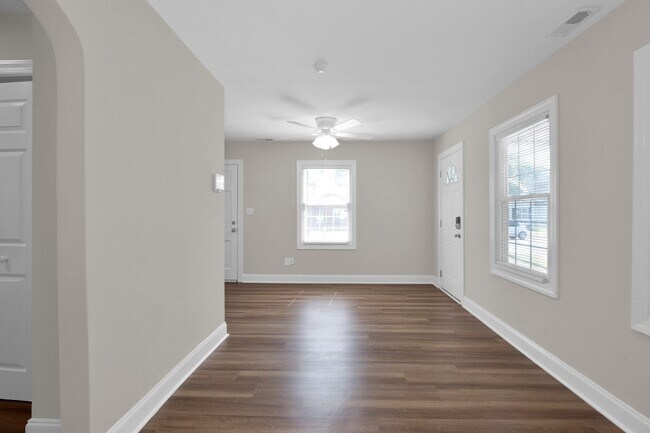 Building Photo - 2 Bedroom 1 Bath In Fayetteville- Small Do...