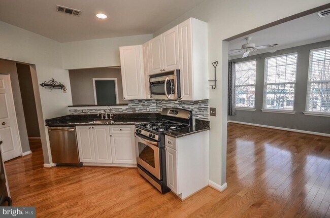 Building Photo - 4950 Brenman Park Dr