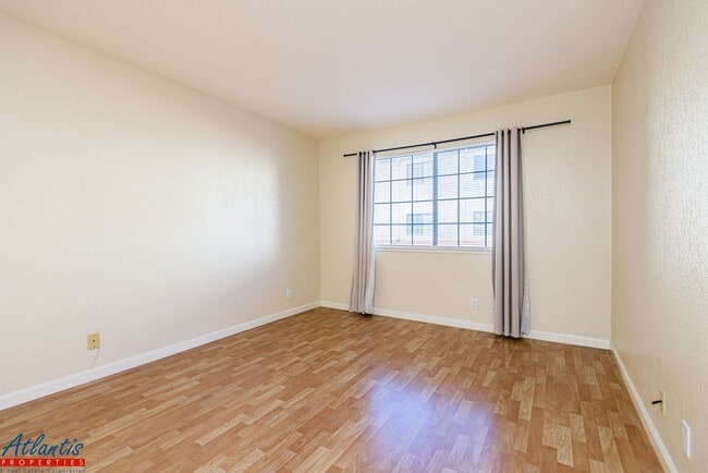 Building Photo - Lovely Condo | Central A/C | Garage