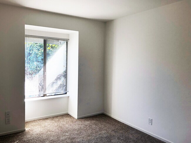 Bedroom - 1925 46th Ave