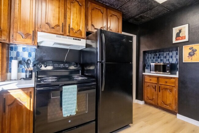 Building Photo - 170 E 100 N