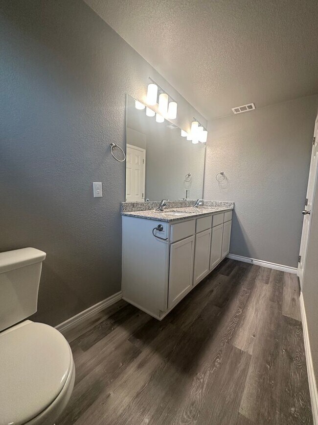 Building Photo - 3Bed/2Bath