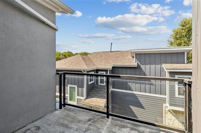 Building Photo - 7205 Bassett Ct