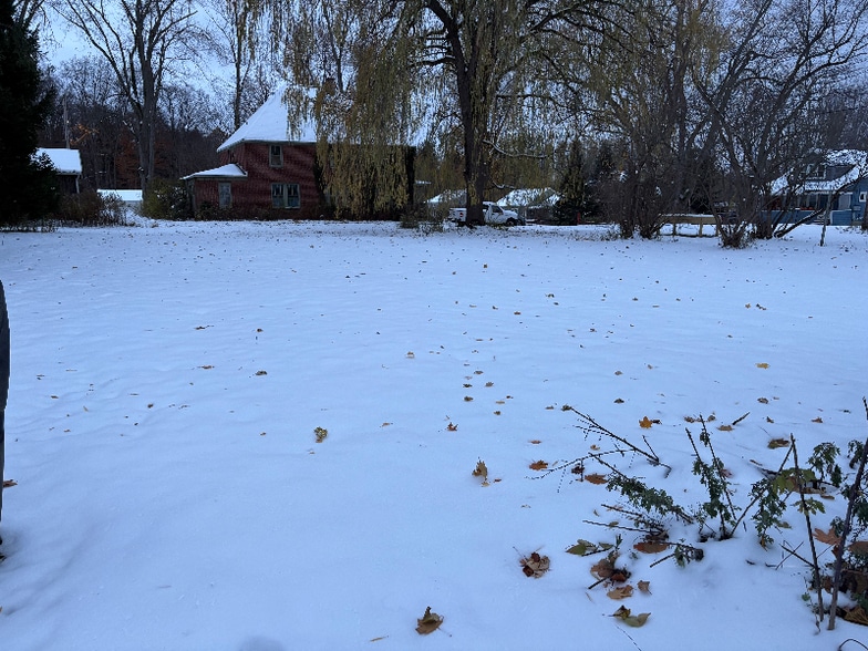 Building Photo - 2335 Maple Ave