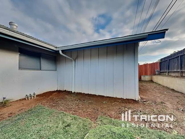 Building Photo - 13687 Boeing St