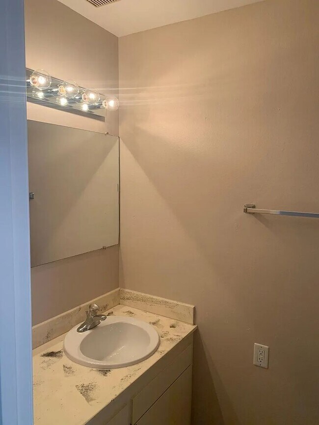 Building Photo - 2 Bed | 1.5 Bath Townhome – Private Backya...