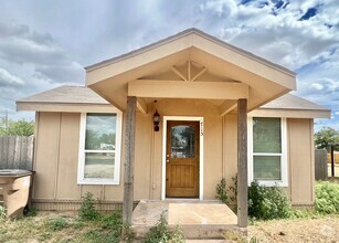 Building Photo - 2 Bedroom Home W/ Spacious Backyard!
