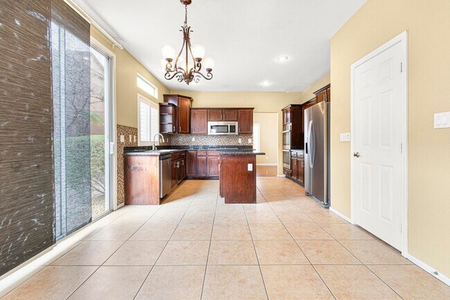 Building Photo - Immaculate 5 Bedroom, 3 bathroom home nest...
