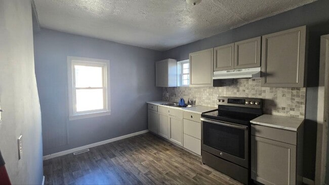 Building Photo - 3 bedroom  Single Family | Section 8 and EDEN welcomed