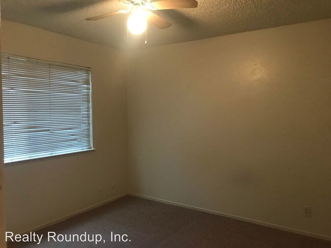 Building Photo - 1707 W Swain