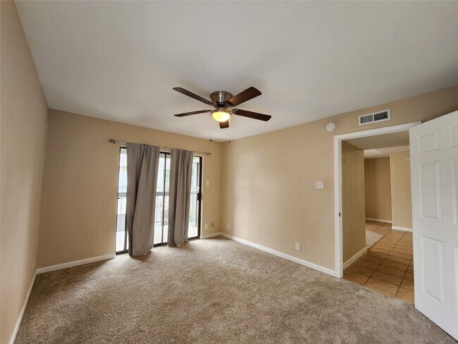 Building Photo - 17401 Red Oak Dr