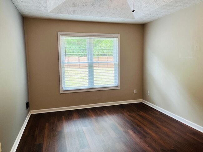 Building Photo - Wow! Renovated 3 bedroom 2 bath home in Ca...