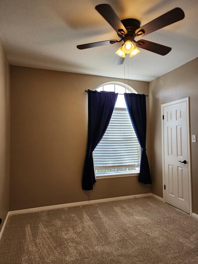 Building Photo - 207 Meadows Ln