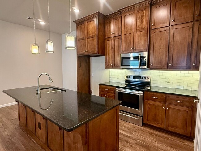 Building Photo - Large 3 Bed, 2 Bath in Beautifully Well-Maintained Neighborhood