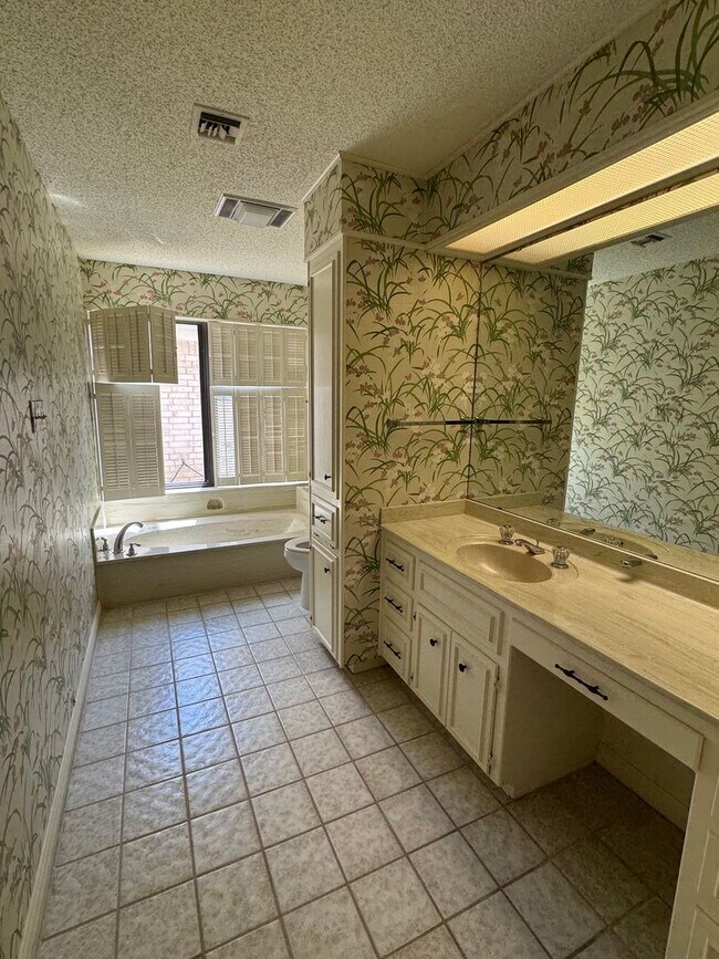Building Photo - Beautiful Central Waco Home