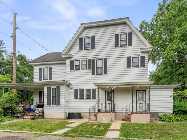 Building Photo - Spacious Updated Home with Modern Finishes in Mickleton