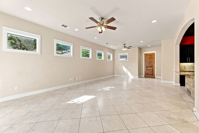 Building Photo - 401 Zennia St