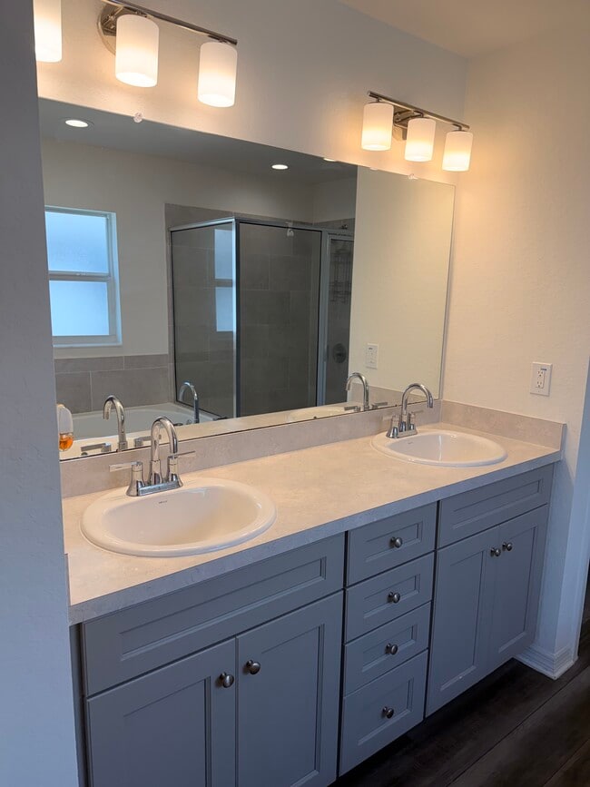 Building Photo - 281 Arbuthnot St