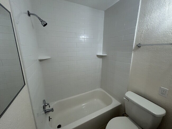 Building Photo - "Cozy 1-Bedroom Apartment in St. Petersburg – 550 Sq Ft of Comfort & Convenience!"