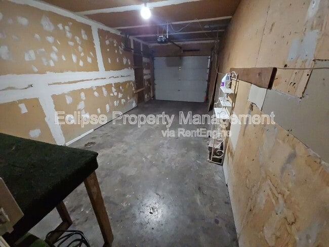 Building Photo - 208 Maple Dr