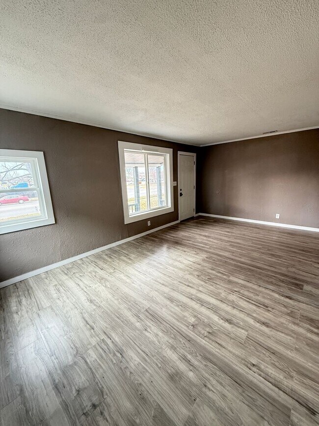 Building Photo - 3 bedroom/1 bath house